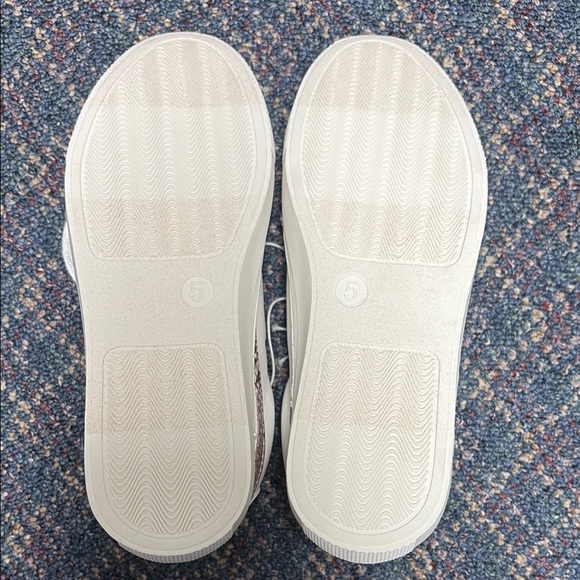 NWT Universal Thread White and Orange Sneakers with Fashionable Accents size 5 - Picture 10 of 16